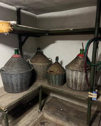 9 Damigiane in vetro con copertura.