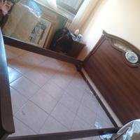 Camera da letto con cassettiera specchiera