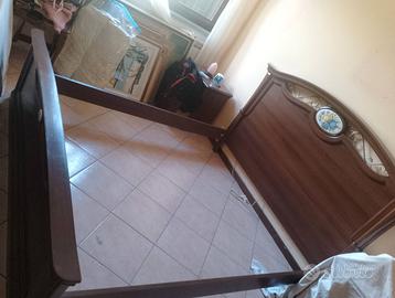 Camera da letto con cassettiera specchiera