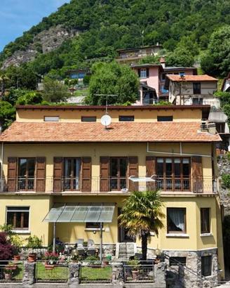Villa di 260 m² con 5 locali e box auto a Caslino 