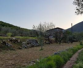 Terreno con cisterna e casetta rurale