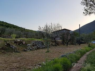 Terreno con cisterna e casetta rurale