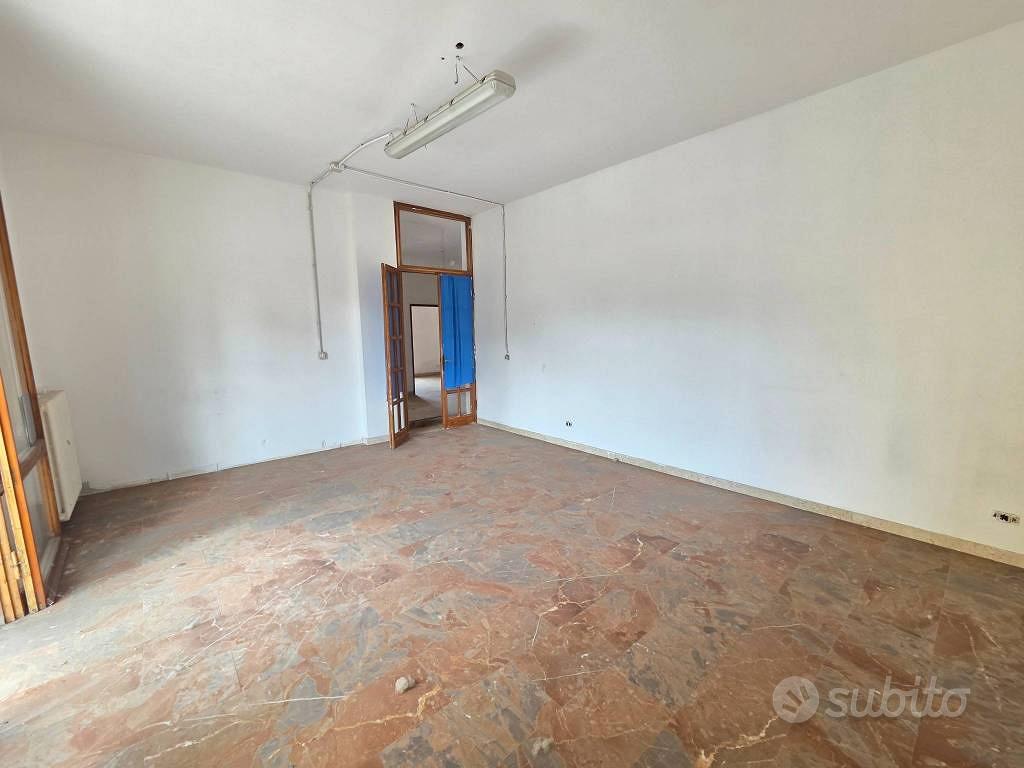 Appartamento di 418 m² con più di 5 locali e box a - Vista 4