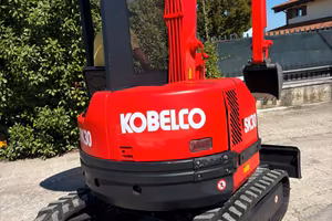 E261 - ESCAVATORE KOBELCO 30 Q SK30