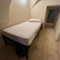 Letto singolo con materasso piumone e lenzuola