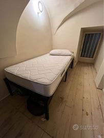 Letto singolo con materasso piumone e lenzuola