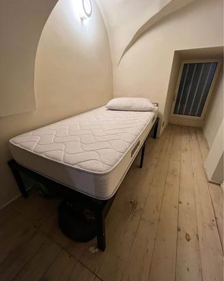Letto singolo con materasso piumone e lenzuola