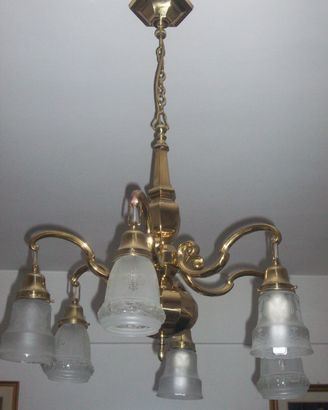 Lampadario in ottone a sei bracci e paralumi