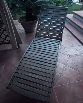 lettino prendisole in legno da giardino