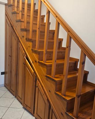 scala in legno  con sottoscala