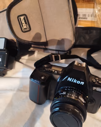 Nikon analogica F601M con flash