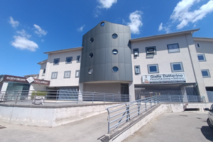 Ufficio luminoso in complesso commerciale