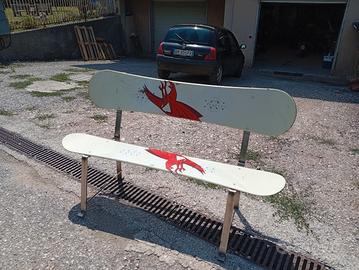 panchina con tavole snowboard 