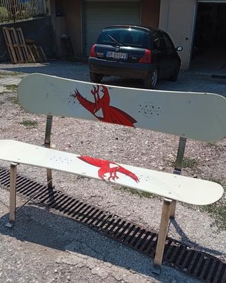 panchina con tavole snowboard 