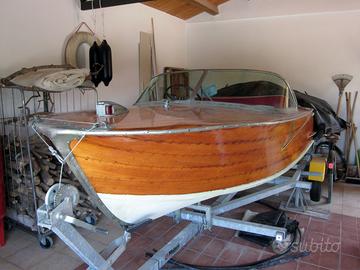 Motoscafo in legno d'epoca tipo Riva