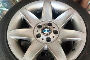 Cerchi BMW con 4 gomme semi nuove.