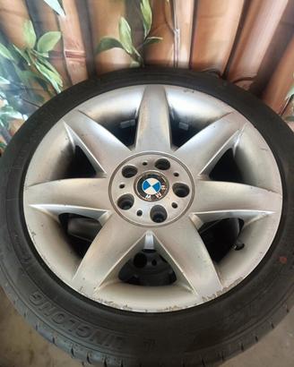 Cerchi BMW con 4 gomme semi nuove.