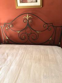 Letto in ferro battuto e oro