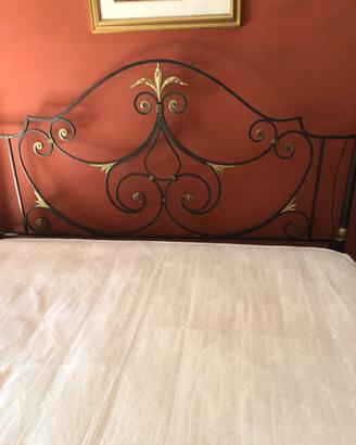 Letto in ferro battuto e oro