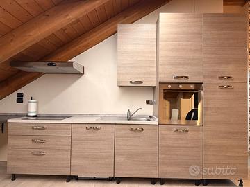 Cucina lineare completa di elettrodomestici