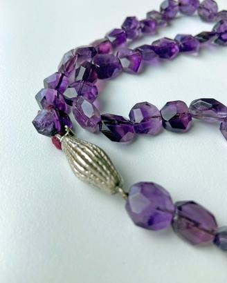 Collana in ametista viola con chiusura in argento