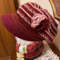 Cappello in lana e mohair bordeaux con fiori