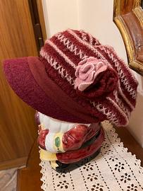 Cappello in lana e mohair bordeaux con fiori
