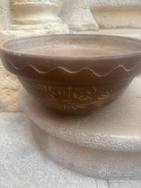 Vaso vintage con disegni floreali intagliati
