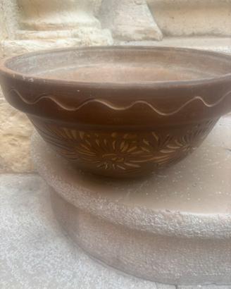 Vaso vintage con disegni floreali intagliati