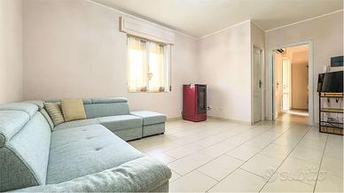 Ampio quadrivano con verande e posto auto