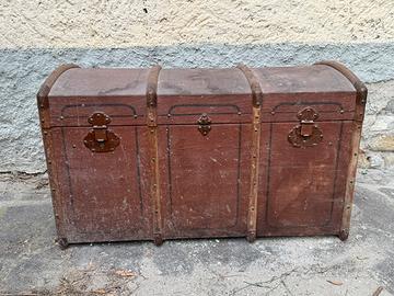 Bauletto in legno con chiusure in ferro