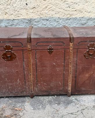 Bauletto in legno con chiusure in ferro