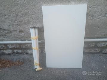 un piccolo tavolo di 1 metro per 60 cm 