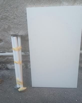 un piccolo tavolo di 1 metro per 60 cm 
