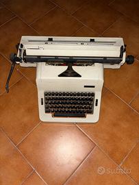 Macchina da scrivere Olivetti