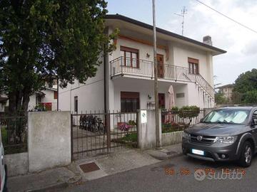 BELL'APPARTAMENTO IN VILLA BIFAMILIARE