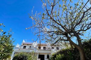 VILLA A SCHIERA A LACCO AMENO