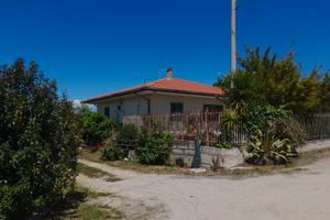 Casa con terreno, uliveto e serre