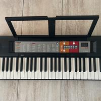 Tastira Yamaha con piedistallo e copri