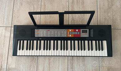 Tastira Yamaha con piedistallo e copri