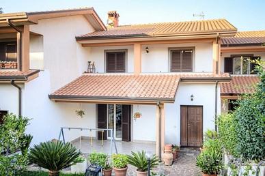 VILLA A SCHIERA A GALLICANO NEL LAZIO