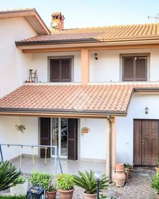 VILLA A SCHIERA A GALLICANO NEL LAZIO