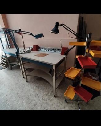 tavoli da lavoro con lampade