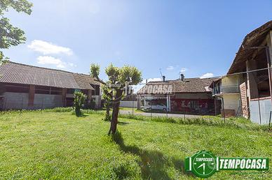 complesso di 2 appartamenti e rustico da ristruttu