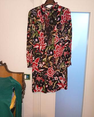 Vestito elegante floreale a sfondo nero