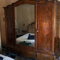 Armadio antico in legno intarsiato