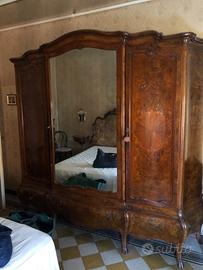 Armadio antico in legno intarsiato