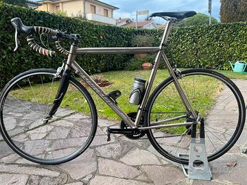 Bici da corsa in titanio