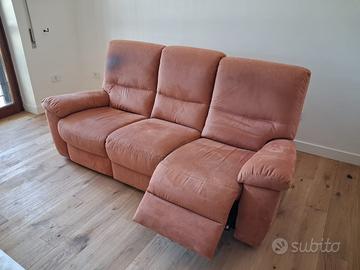 Divano in alcantara con seduta relax elettrica