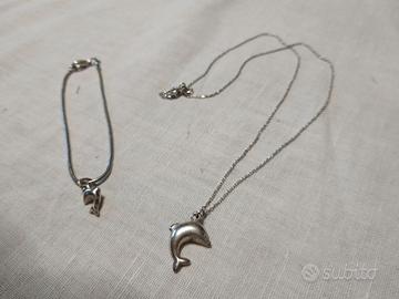 Collana e braccialetto in argento con delfini.